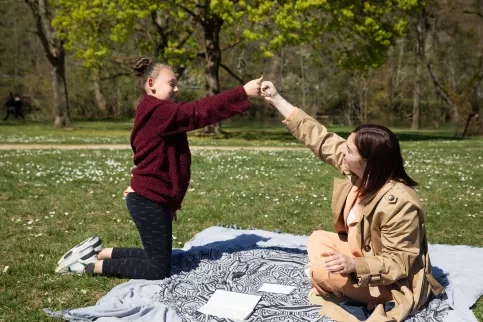 A la fin de la séance individuelle "atelier journal", assurée par Déborah Michel, éducatrice scolaire avec Louanne © Roberta Valerio/Apprentis d’Auteuil