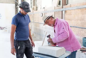 Centre de formation aux métiers de la pierre - Atelier de la pierre d’angle (APA) - Frédéric Mutillod, Formateur taille de pierre et Léandre
