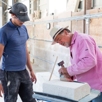 Centre de formation aux métiers de la pierre - Atelier de la pierre d’angle (APA) - Frédéric Mutillod, Formateur taille de pierre et Léandre