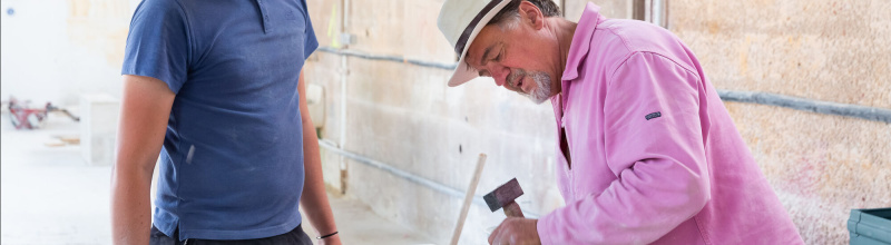 Centre de formation aux métiers de la pierre - Atelier de la pierre d’angle (APA) - Frédéric Mutillod, Formateur taille de pierre et Léandre