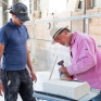 Centre de formation aux métiers de la pierre - Atelier de la pierre d’angle (APA) - Frédéric Mutillod, Formateur taille de pierre et Léandre