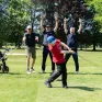 Initiation de golf pour un jeune du collège Saint-Jacques, entourés de joueurs enthousiastes 