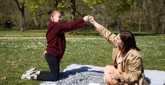 A la fin de la séance individuelle "atelier journal", assurée par Déborah Michel, éducatrice scolaire avec Louanne © Roberta Valerio/Apprentis d’Auteuil